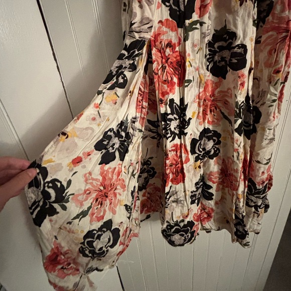 Super cute floral maxi skirt with side slit and elastic waist. No zipper - Picture 2 of 3